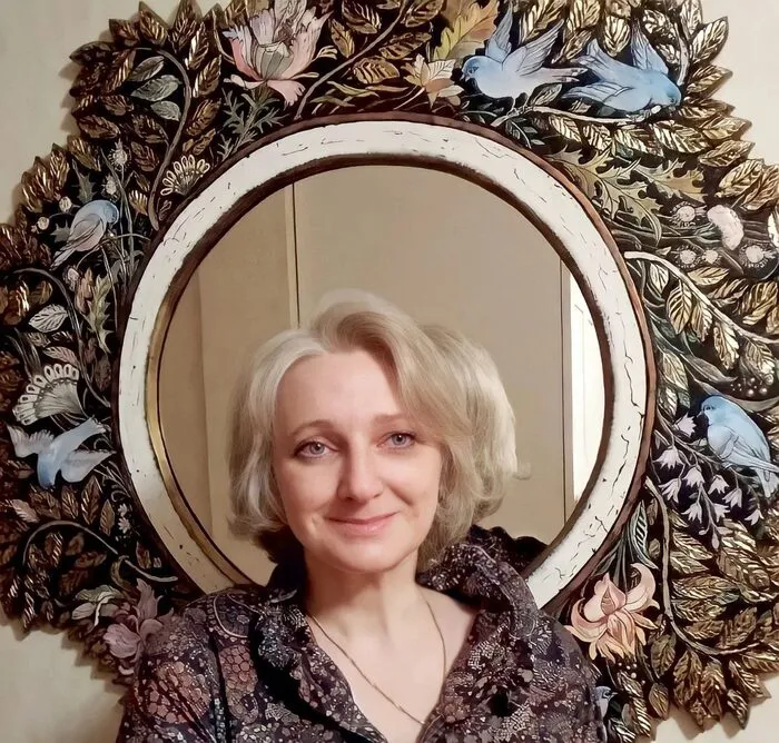 Инна Абзалова в раме своего зеркала